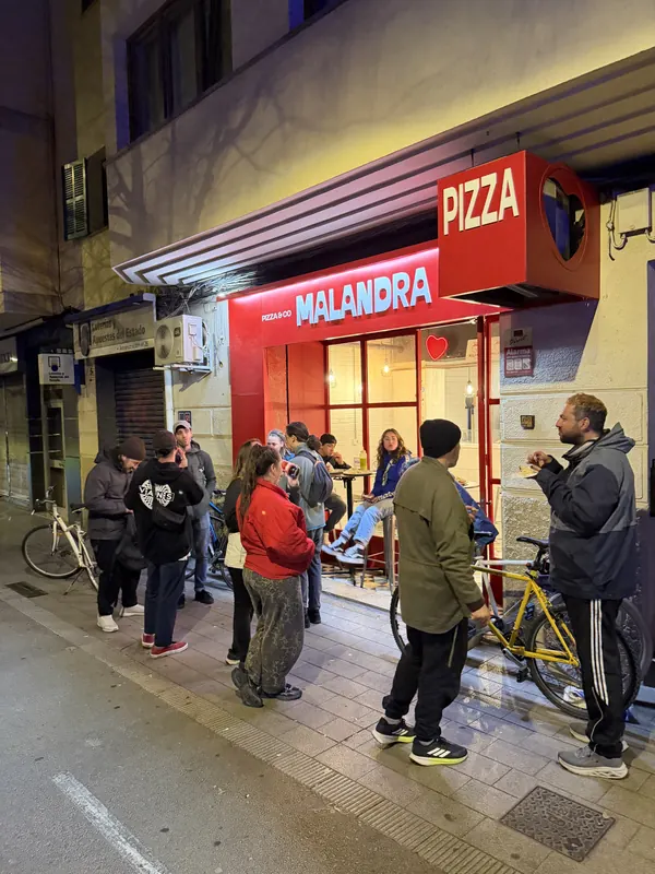 Clientes esperando su pedido en la puerta de Malandra Balmes, C/ Jaume Balmes 57, Palma