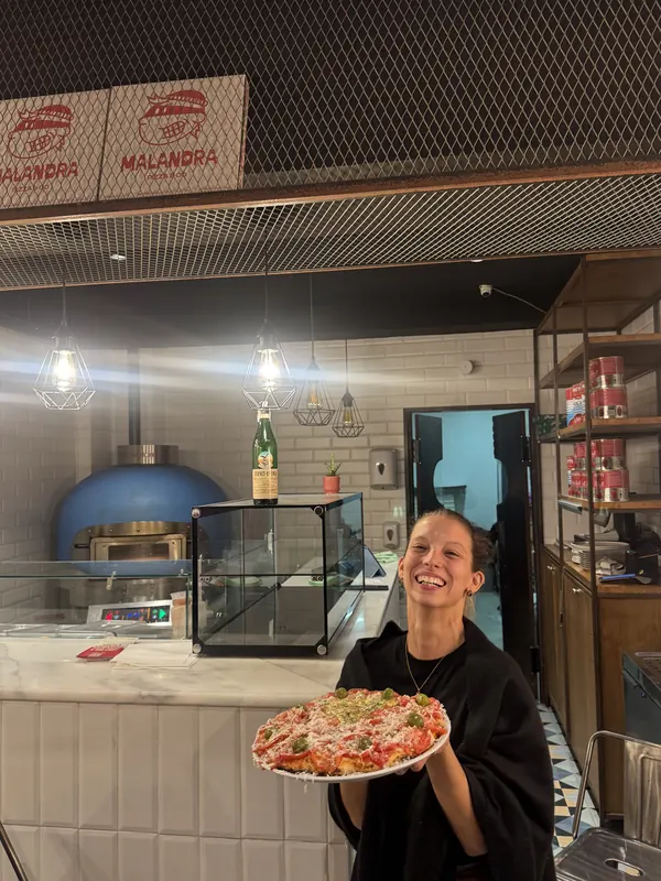 Pizza recién salida del horno en Malandra Balmes, pizzería para llevar y a domicilio en Palma