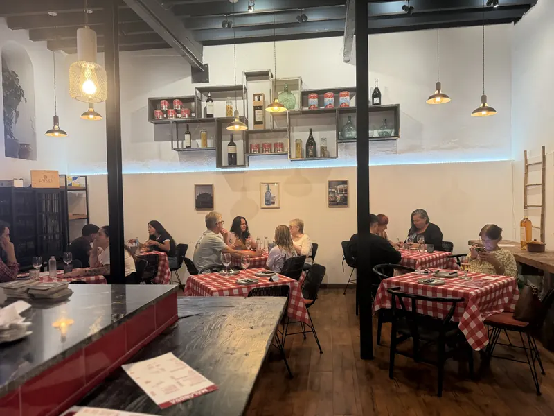 Comedor de Malandra Santa Catalina lleno de gente cenando pizza argentina en Palma