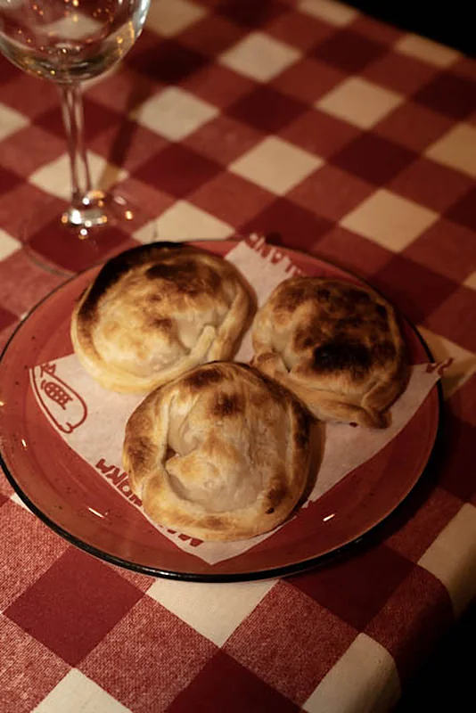 Empanadas argentinas recién horneadas en Malandra Santa Catalina, Palma