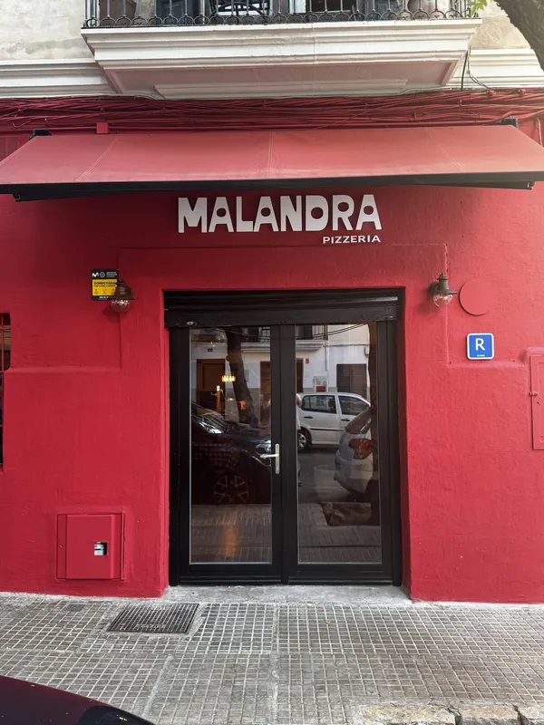 Fachada roja de la pizzería Malandra en la C/ Cotoner 33, Santa Catalina, Palma